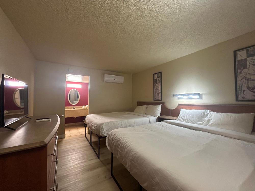 Queen Room with Two Queen Beds interior